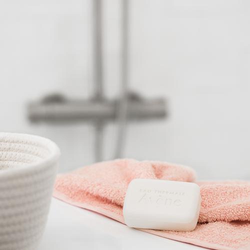 Avene XeraCalm A.D Υπερλιπαντική Στερεή Πλάκα Καθαρισμού 100gr