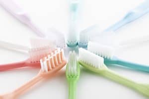 ELGYDIUM CLINIC 25/100 - Οδοντόβουρτσα μέτρια προς σκληρή 1τεμ. - Εικόνα 3