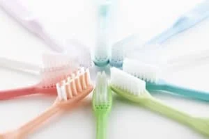 ELGYDIUM CLINIC 20/100 - Μαλακή Οδοντόβουρτσα 1τεμ. - Εικόνα 2