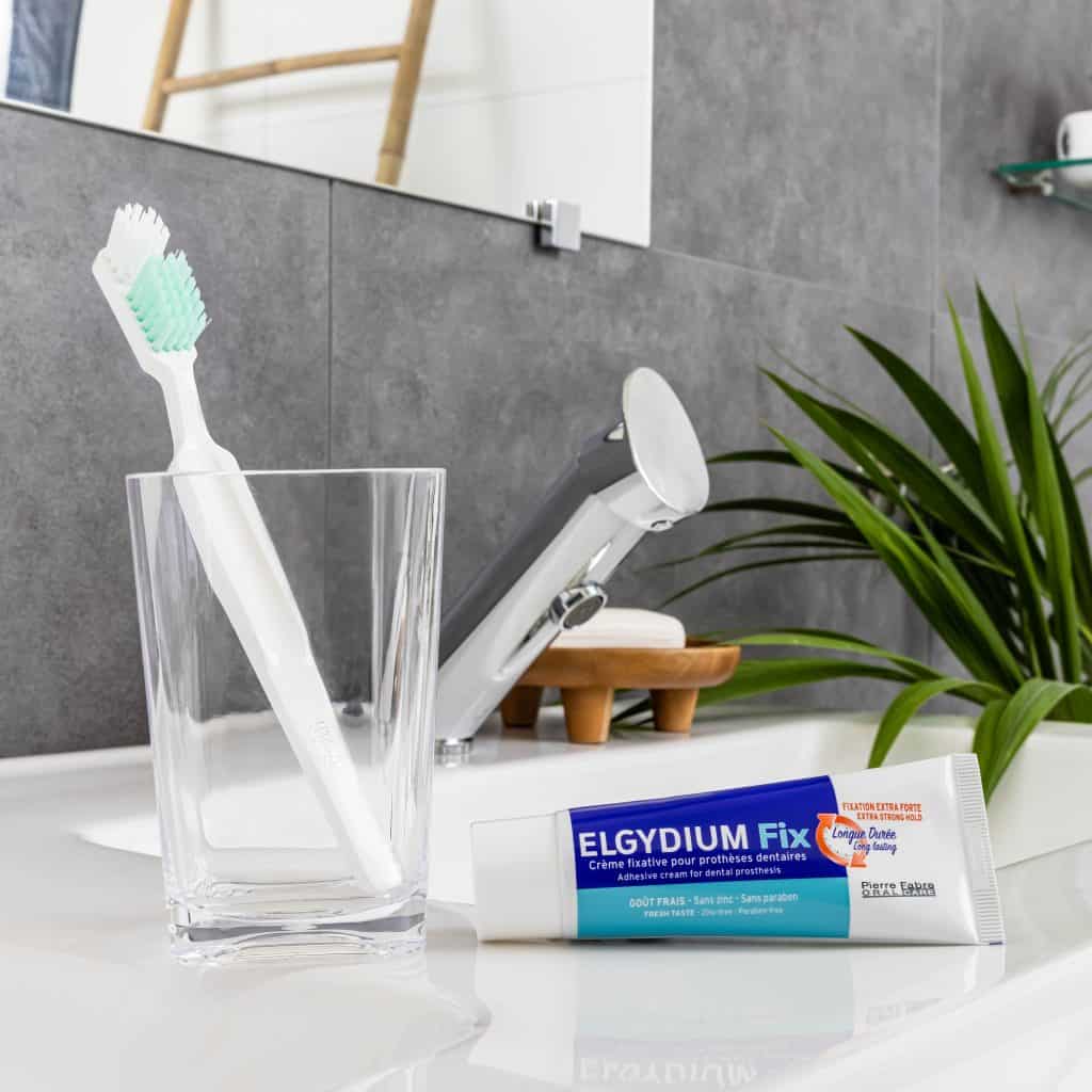 ELGYDIUM Fix Extra Strong Hold - Στερεωτική κρέμα για τεχνητές οδοντοστοιχίες 45ml