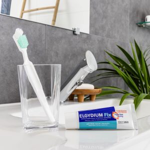 ELGYDIUM Fix Extra Strong Hold - Στερεωτική κρέμα για τεχνητές οδοντοστοιχίες 45ml - Εικόνα 2