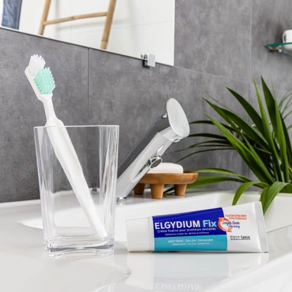 ELGYDIUM Fix Extra Strong Hold - Στερεωτική κρέμα για τεχνητές οδοντοστοιχίες 45ml