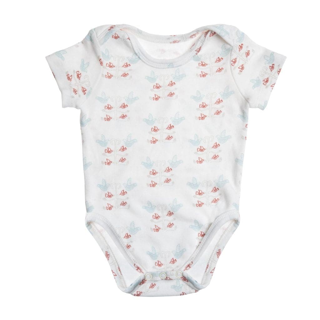 KORRES Welcome Baby the Essentials Kit  Κορμάκι + Καλτσάκια + Σκουφάκι από 100% Οργανικό Βαμβάκι