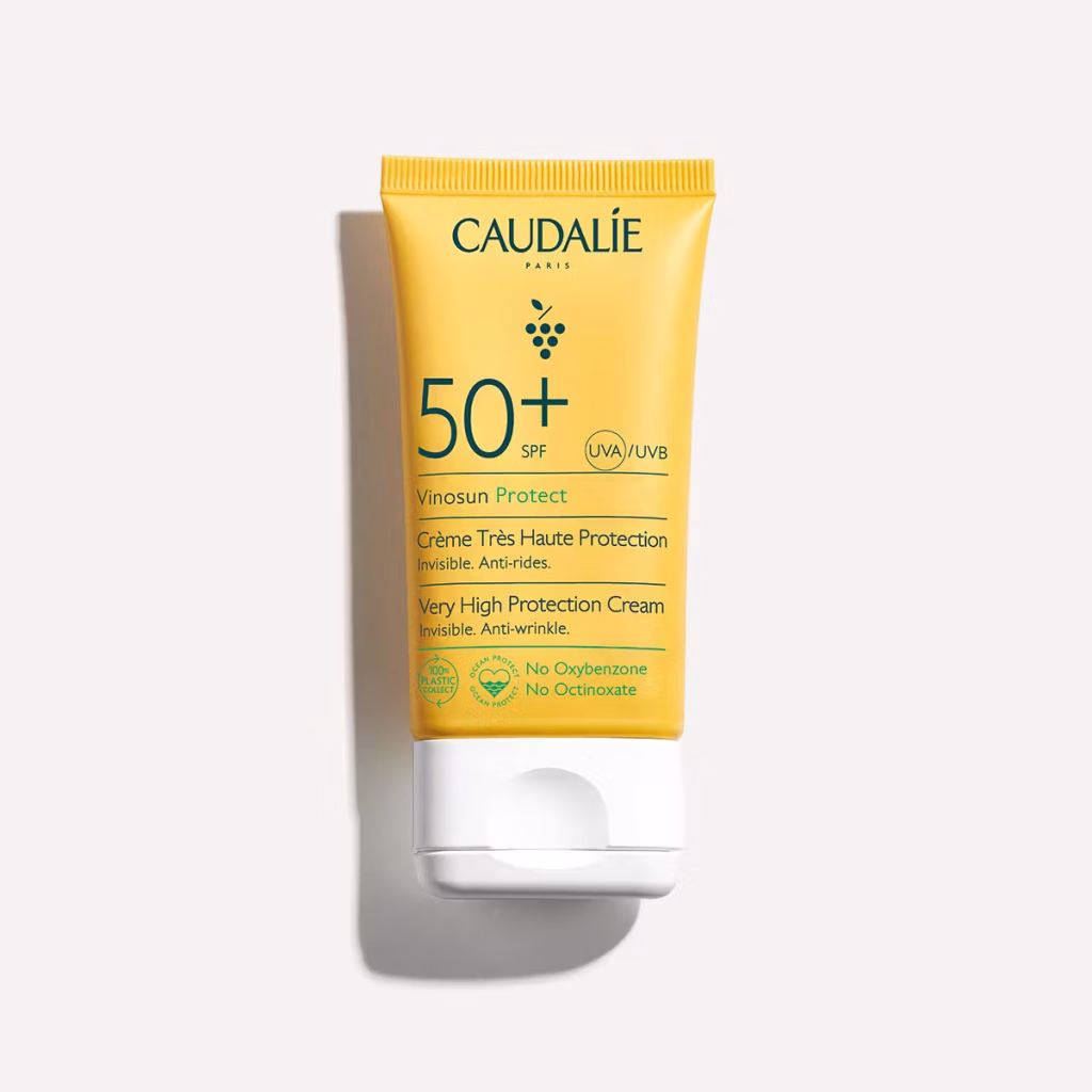 Χρησιμοποιήστε τη Very High Protection Cream SPF50+ πριν από κάθε έκθεση στον ήλιο. Απλώστε άφθονη ποσότητα στο πρόσωπο και στο ντεκολτέ. Αποφύγετε την περιοχή των ματιών. Κατά τη διάρκεια της έκθεσής σας στον ήλιο, ανανεώνετε την εφαρμογή της Very High Protection Cream SPF50+ κάθε 2 ώρες και αποφεύγετε την έκθεση μεταξύ 12.00 και 16.00. Μην εκθέτετε απευθείας στον ήλιο μωρά και μικρά παιδιά. Φοράτε μπλούζα, γυαλιά ηλίου και καπέλο όταν είστε εκτεθειμένοι στον ήλιο. Συμβουλές από τα Spa Vinothérapie: Για ομοιόμορφο τόνο χωρίς κηλίδες, απλώνετε το Radiance Serum Complexion Correcting Vinoperfect πριν το αντηλιακό σας.