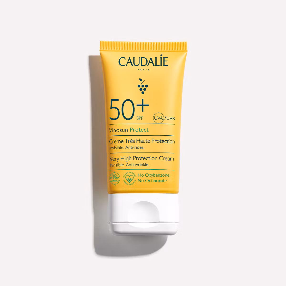 Χρησιμοποιήστε τη Very High Protection Cream SPF50+ πριν από κάθε έκθεση στον ήλιο. Απλώστε άφθονη ποσότητα στο πρόσωπο και στο ντεκολτέ. Αποφύγετε την περιοχή των ματιών. Κατά τη διάρκεια της έκθεσής σας στον ήλιο, ανανεώνετε την εφαρμογή της Very High Protection Cream SPF50+ κάθε 2 ώρες και αποφεύγετε την έκθεση μεταξύ 12.00 και 16.00. Μην εκθέτετε απευθείας στον ήλιο μωρά και μικρά παιδιά. Φοράτε μπλούζα, γυαλιά ηλίου και καπέλο όταν είστε εκτεθειμένοι στον ήλιο. Συμβουλές από τα Spa Vinothérapie: Για ομοιόμορφο τόνο χωρίς κηλίδες, απλώνετε το Radiance Serum Complexion Correcting Vinoperfect πριν το αντηλιακό σας.